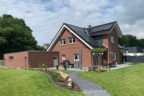 Einfamilienhaus mit Klinkerputzfassade gebaut von Neesen Schlüsselfertigbau aus Büren