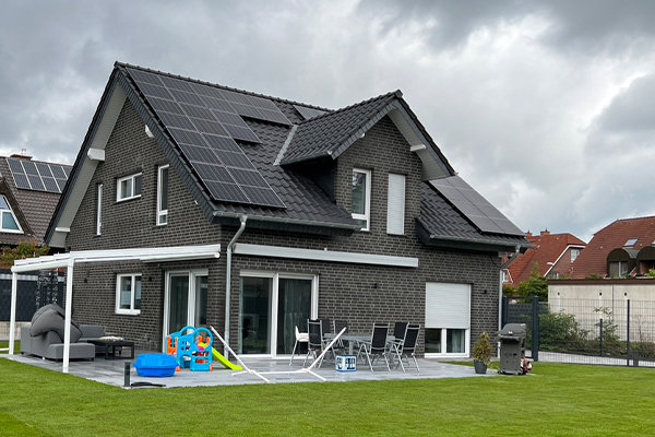 Einfamilienhaus mit Photovoltaikanlage gebaut von Neesen aus Büren