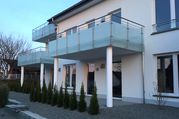 Mehrfamilienhaus mit Balkon von Neesen Schlüsselfertigbau