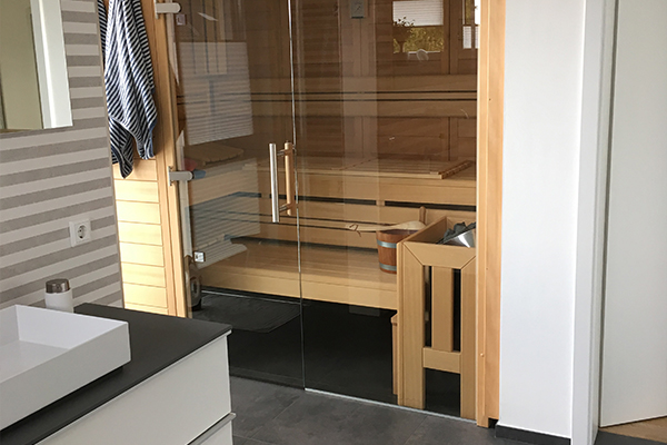 Kleine Sauna integriert im Badezimmer von Neesen